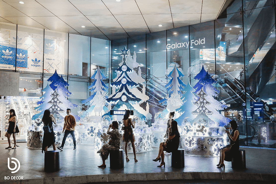 Festival decorations bring new colors to the mall